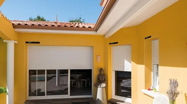 Maison avec volets roulants